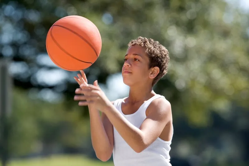 Jeune joueur avec ballon